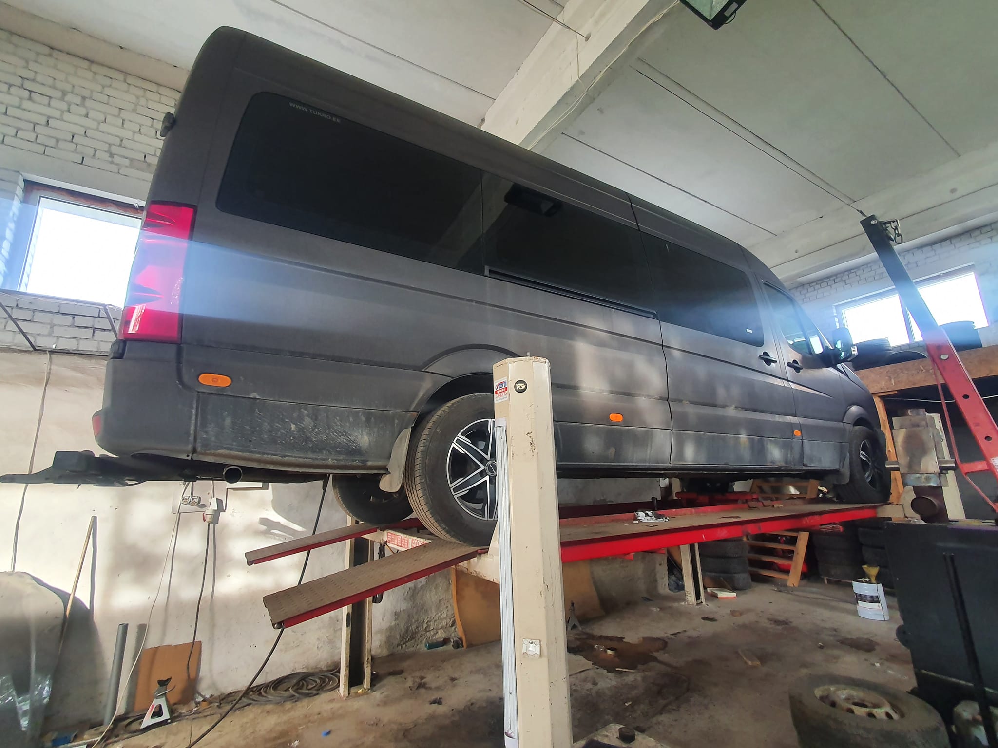 Suur sõiduk tõstukil – VW buss